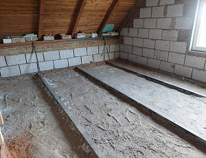 Zateplení stropu rodinného domu pomocí foukané izolace